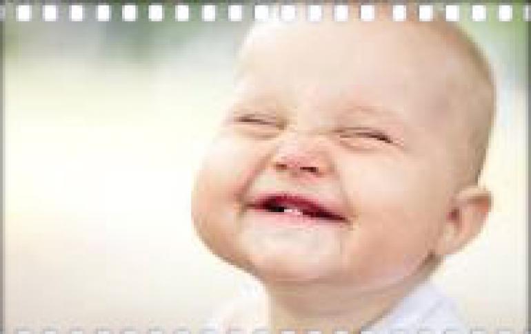 Когда ребёнок начинает улыбаться: этапы формирования улыбки у грудничков Во сколько месяцев ребенок начинает улыбаться и